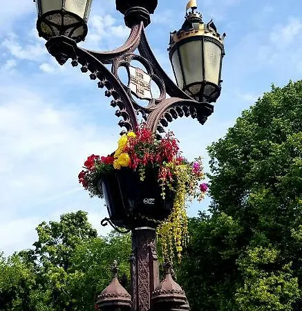 Chaloners, Free Parking, Large Garden, Close To Races & Centre 度假居 *